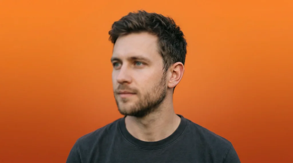 Портрет чоловіка з фокусом, зміщеним від очей