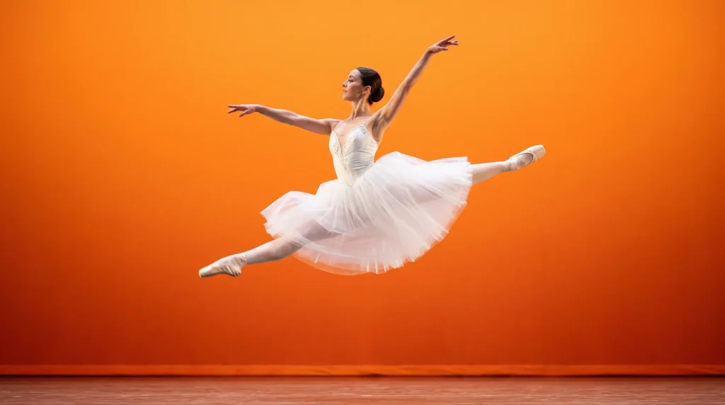 Балерина в стрибку на помаранчевому фоні