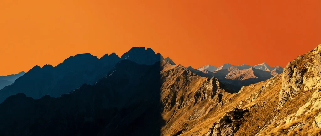 Гірський пейзаж з різким світлом і тінями як приклад роботи гістограми