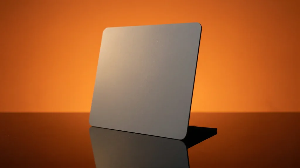 Сіра карта для корекції експозиції на помаранчевому фоні