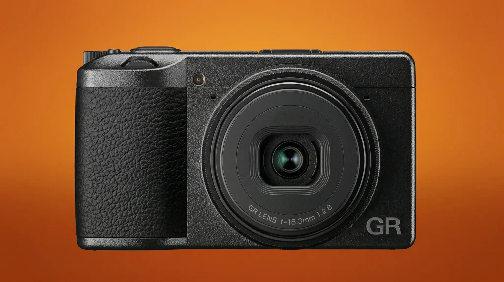Компактна камера Ricoh GR з фіксованим об’єктивом на студійному фоні